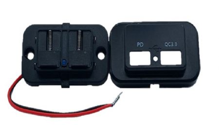 Автомобильное зарядное устройство USB 3.0 и Type-C с индикатором (вид спереди и сзади)